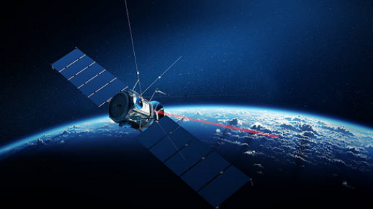 Short-wave infrared high power laser for long-distance satellite communication based on a compact laser system using Ho:YAG thin disk emitting in the 2.1 um wavelength region