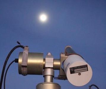 Lunar spectral irradiance measurement and modelling for absolute calibration of EO optical sensors